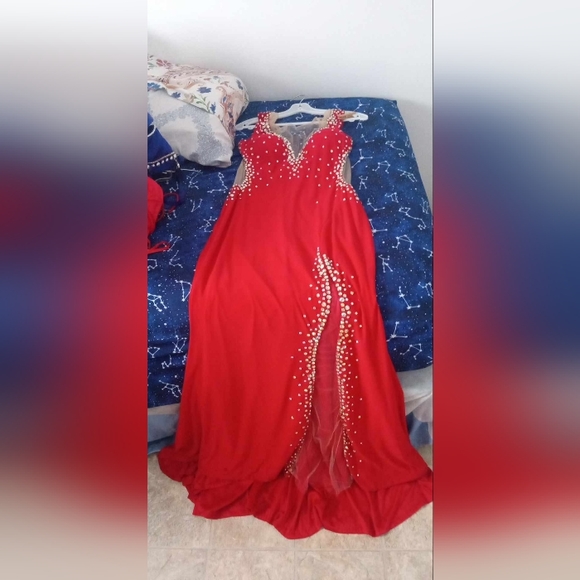 Dresses - Picture 2 of 3